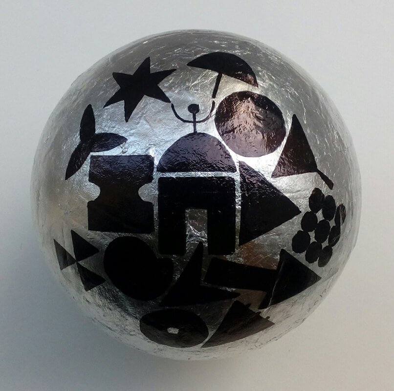 DESTELLOS DEL PORVENIR. 2018. Esfera. Técnica Mixta. Ø 16 cm.